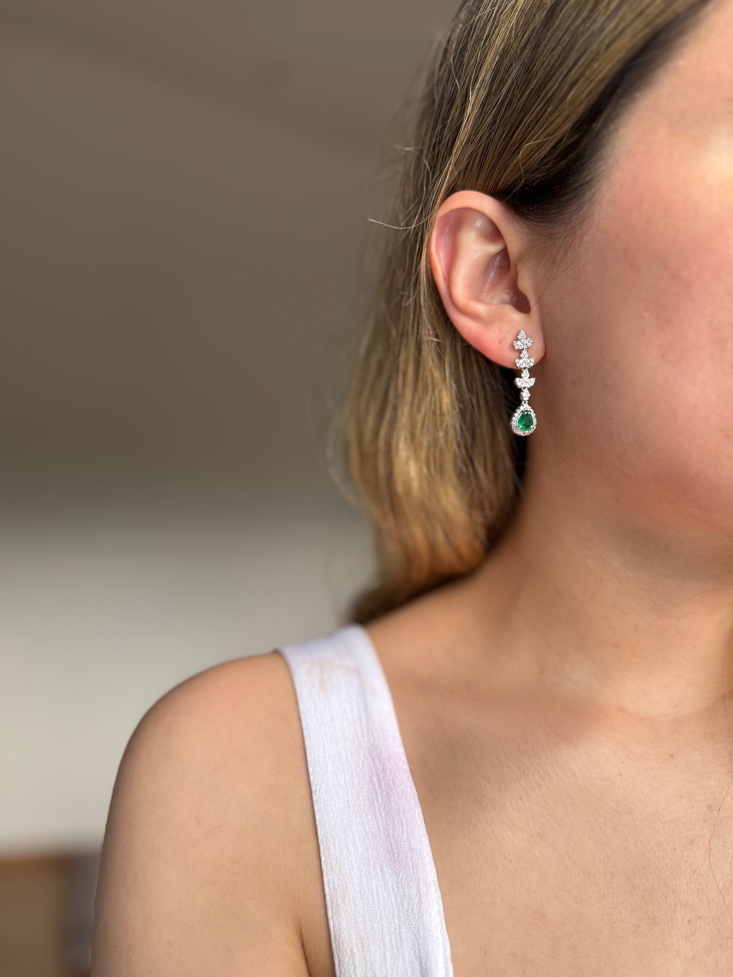 Aretes Largos de Esmeralda Oval y Diamantes en Oro 14k