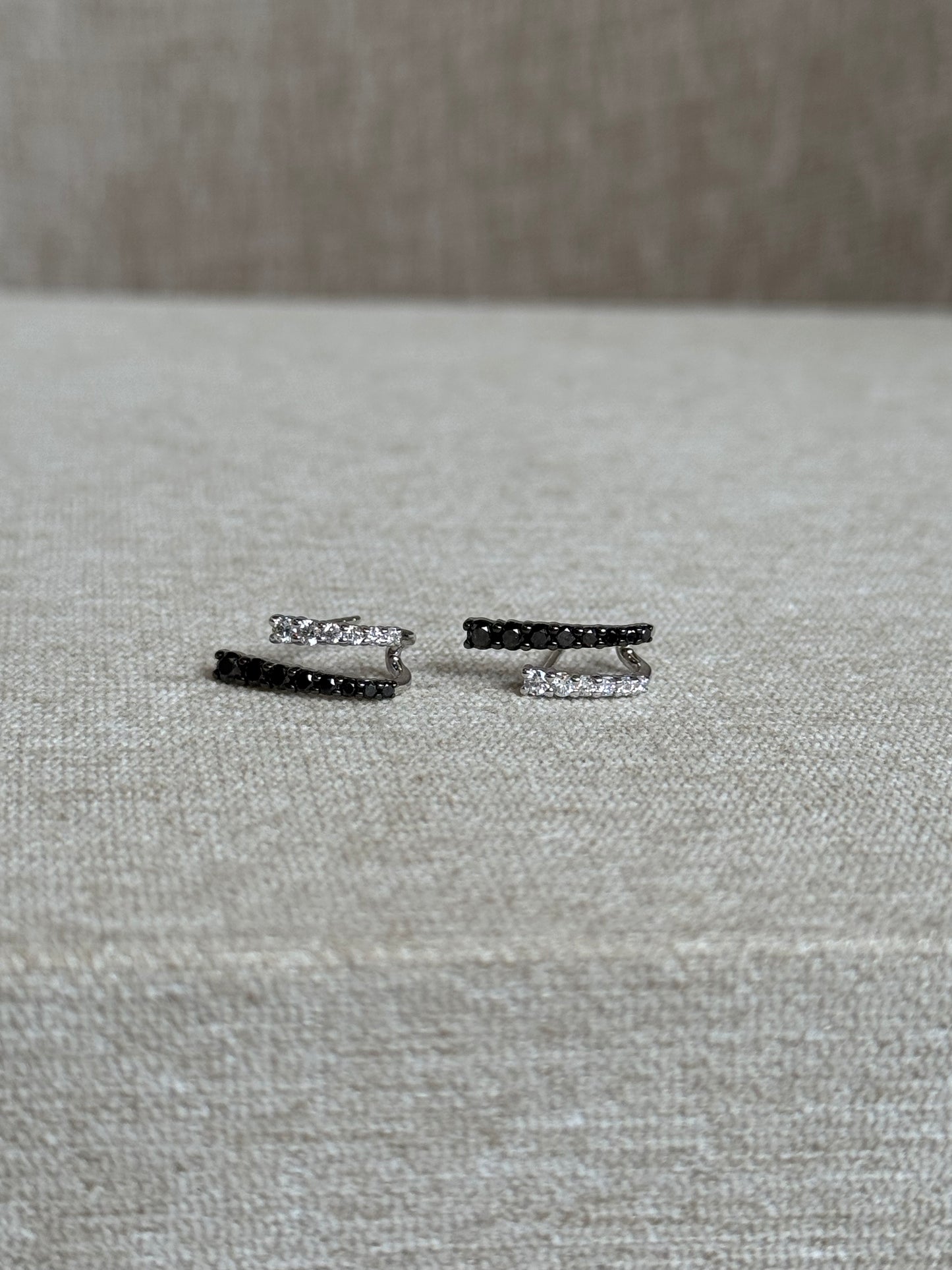 Aretes tipo hoop de diamantes blancos y diamantes negros en oro de 18k