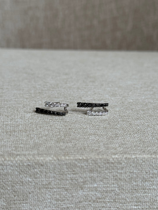 Aretes tipo hoop de diamantes blancos y diamantes negros en oro de 18k