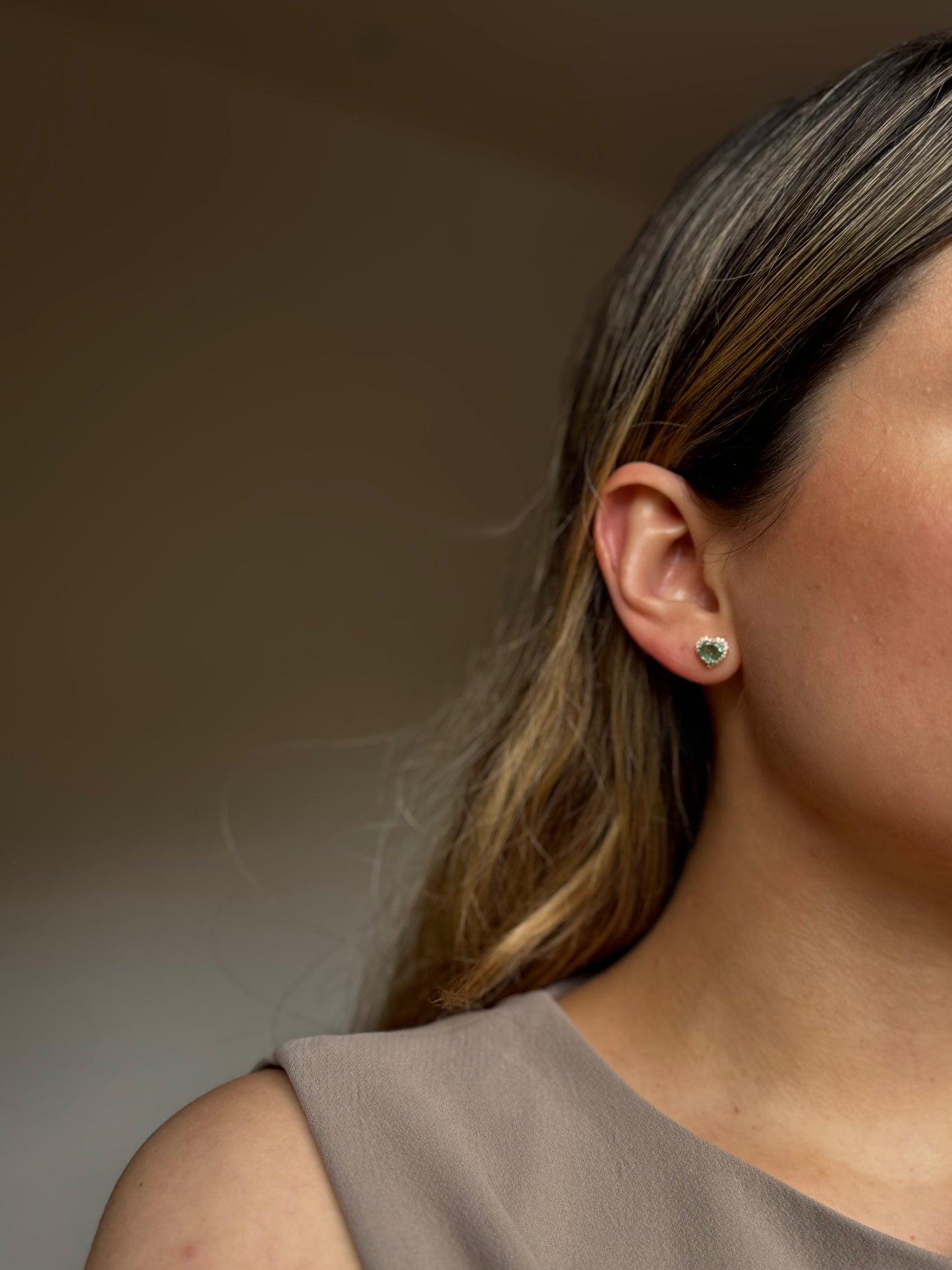 Aretes en corte corazón esmeralda y diamantes