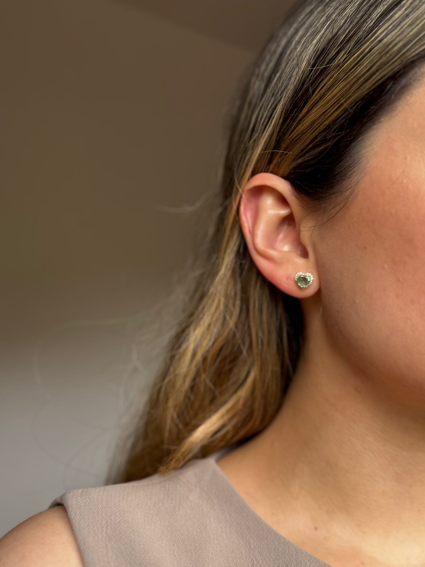 Aretes en corte corazón esmeralda y diamantes