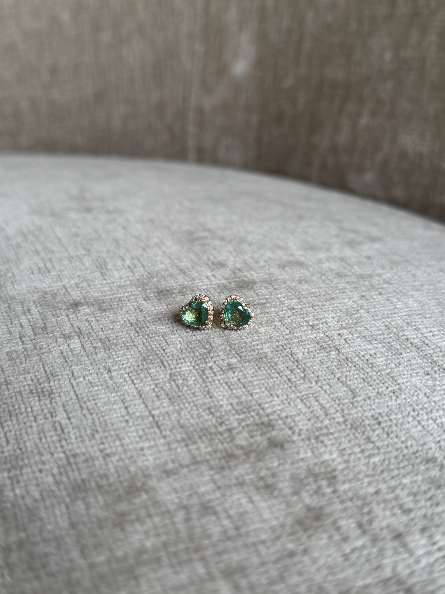 Aretes en corte corazón esmeralda y diamantes