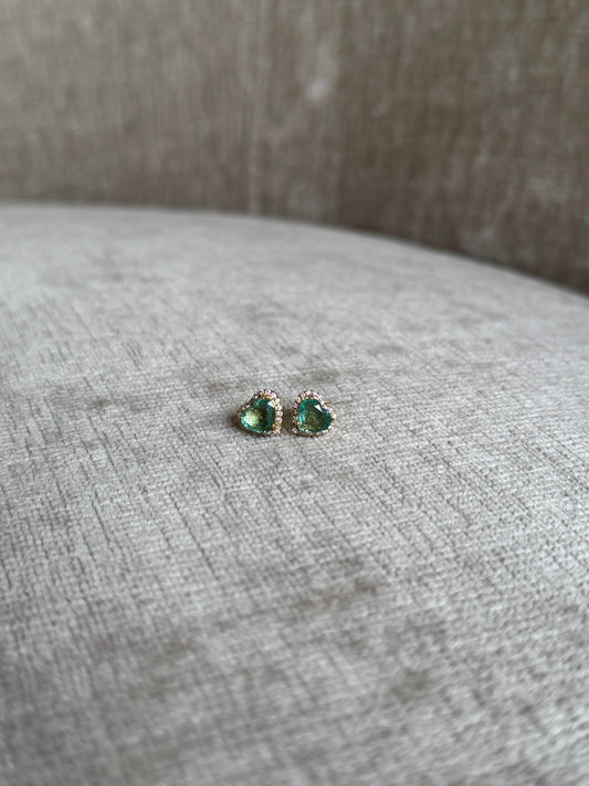 Aretes en corte corazón esmeralda y diamantes