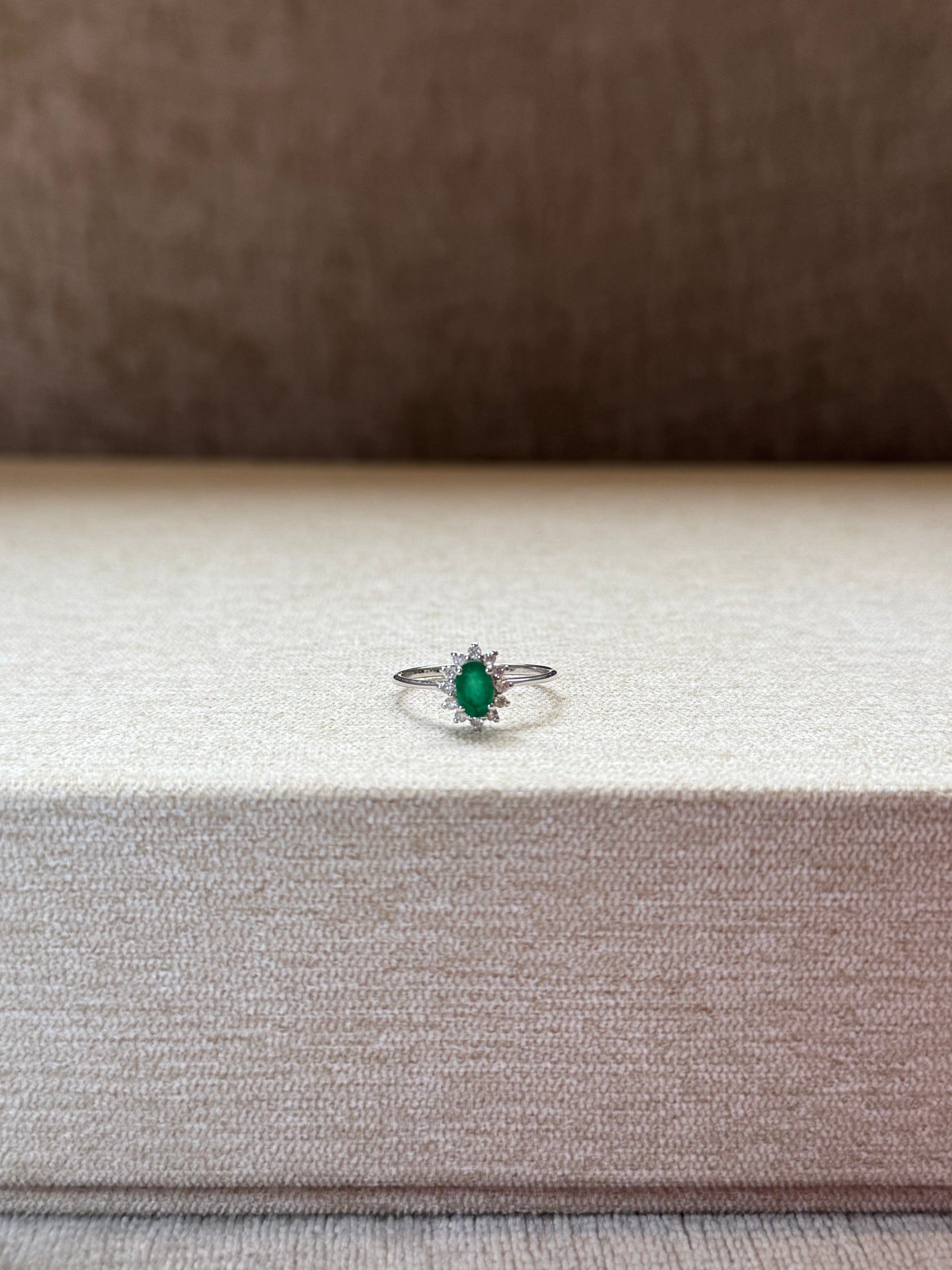 Anillo de Esmeralda corte oval y Diamante Oro 14k