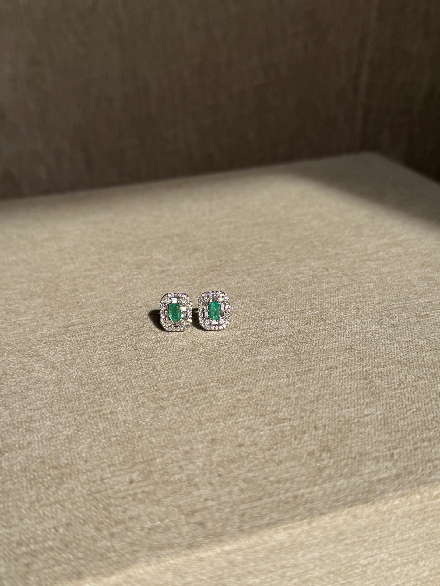 Aretes de esmeralda y doble halo de diamantes 14k