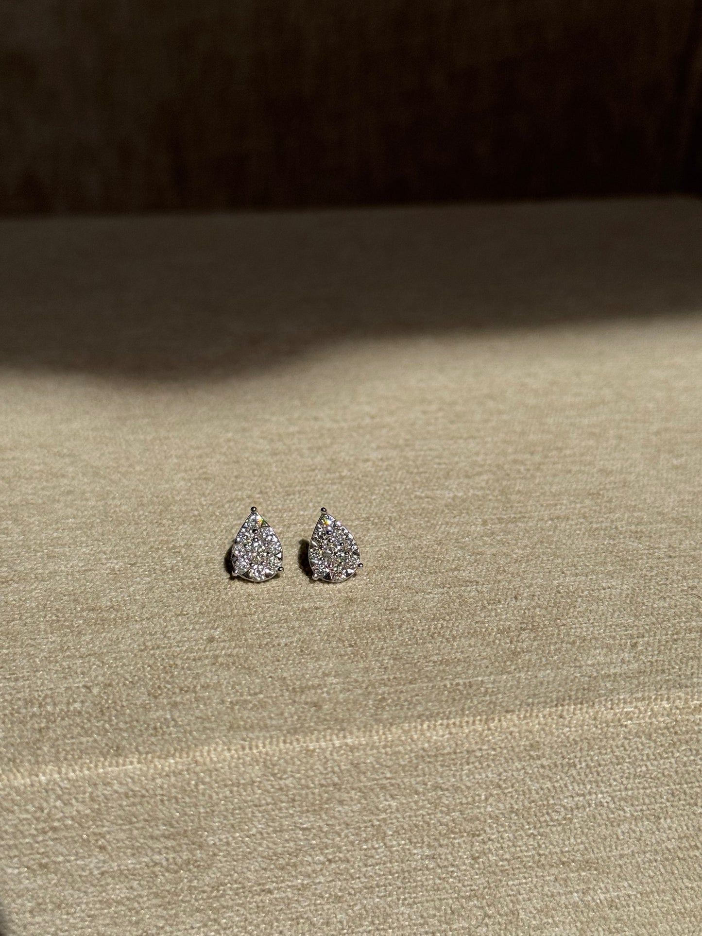 Aretes cluster de diamantes en pera 18k