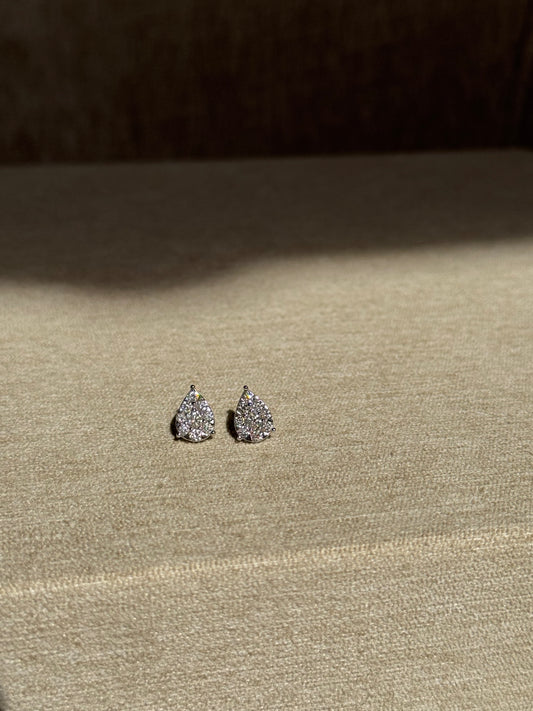 Aretes cluster de diamantes en pera 18k