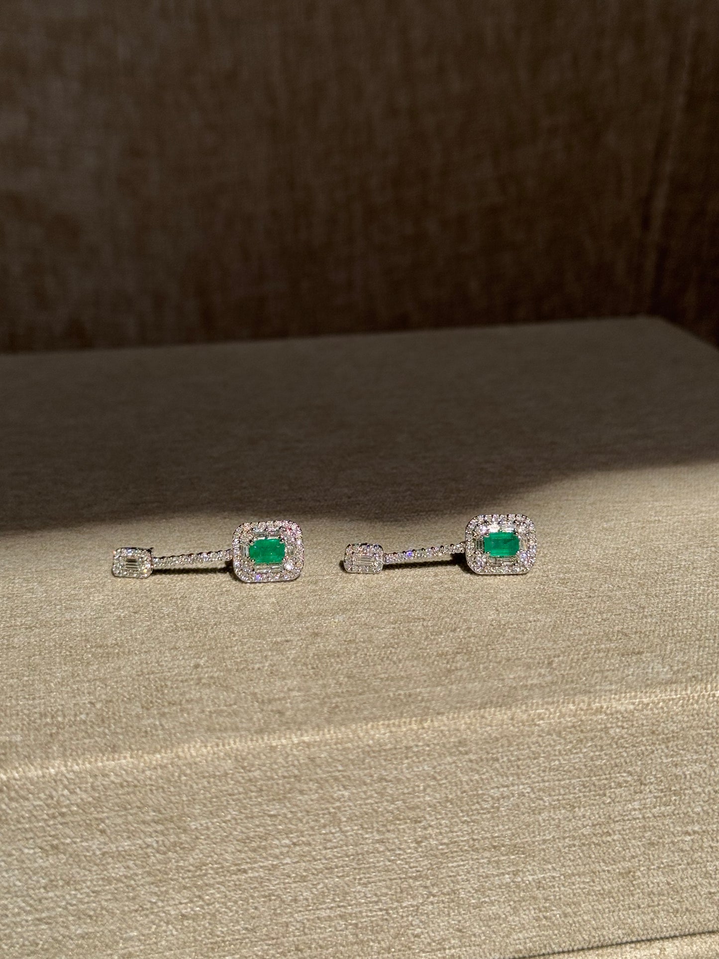 Aretes Largos de Esmeralda y Diamantes en Oro 14k