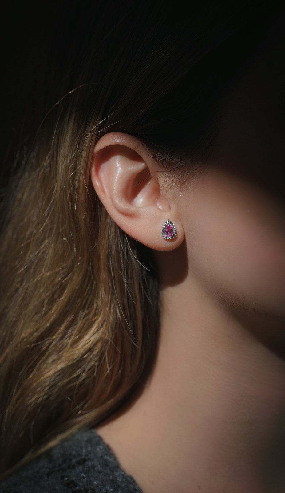 Aretes corte pera zafiro rosa y diamantes